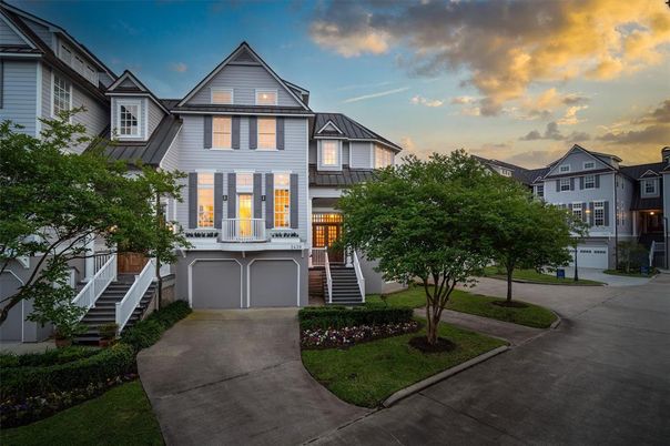 Attached, Exterior, Facade, Queen Anne Victorian