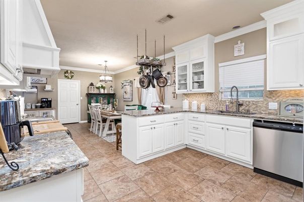 Dining room, Interior, Kitchen, Pendant Lights, Stainless Steel Appliances