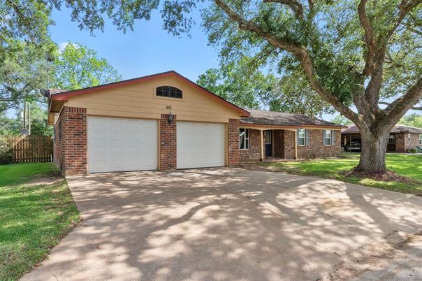 Attached, Exterior, Facade, Brick Facade, Ranch