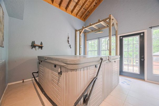 Hot Tub, Interior, Wooden Beams