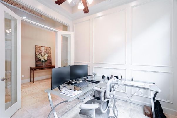 Home Office, Interior