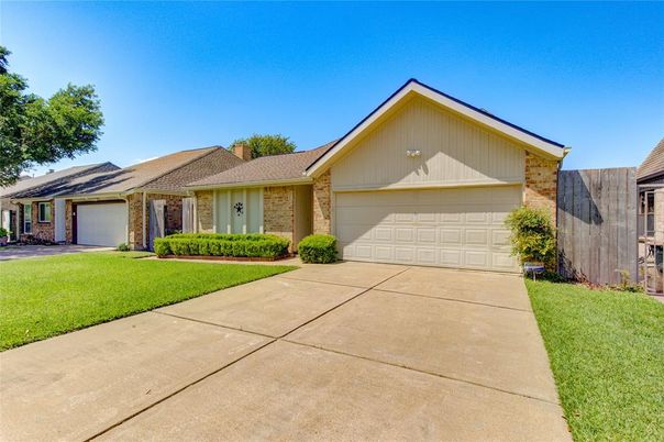 Attached, Exterior, Facade, Brick Facade, Ranch