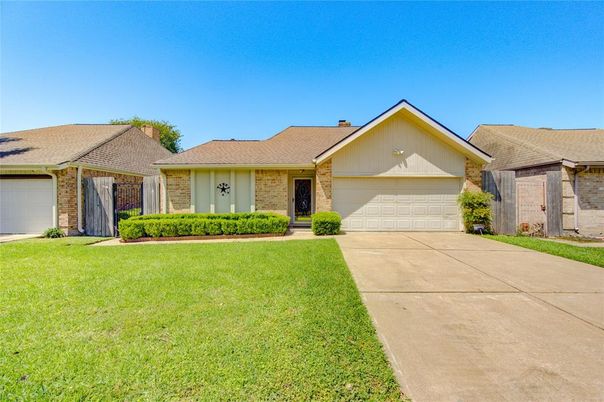Attached, Exterior, Facade, Brick Facade, Ranch