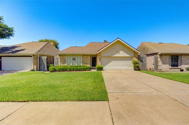 Attached, Backyard, Exterior, Facade, Brick Facade, Ranch