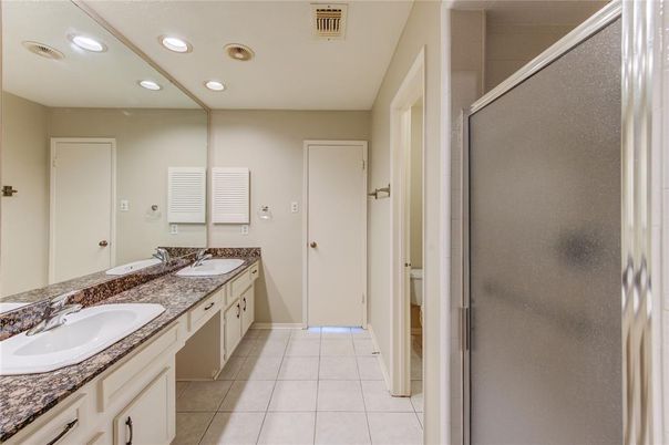 Bathroom, Dual Sink Vanities, Interior, Recessed Lighting