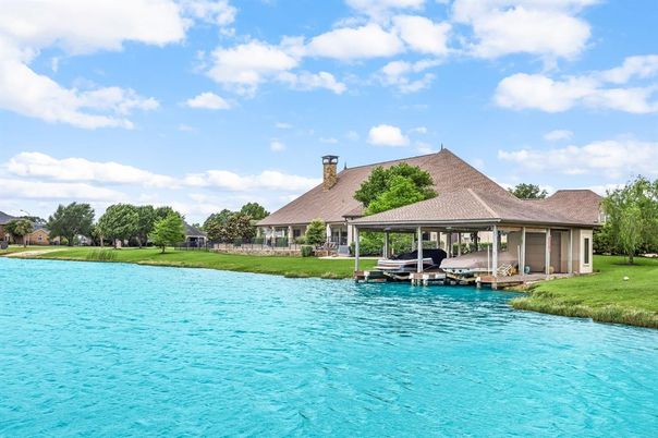 Exterior, Lake