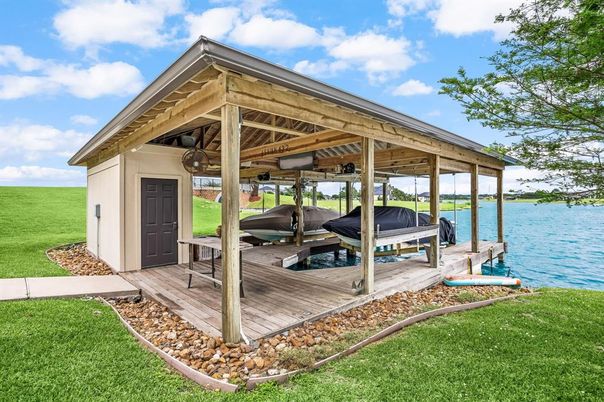 Exterior, Lake