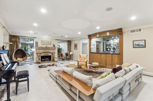 Fireplace, Interior, Living room, Piano, Recessed Lighting