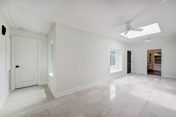 Empty room, Interior
