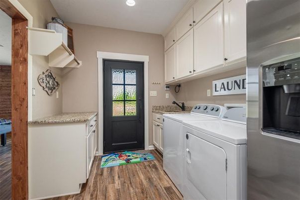 Interior, Recessed Lighting, Washer, Wood Texture Flooring
