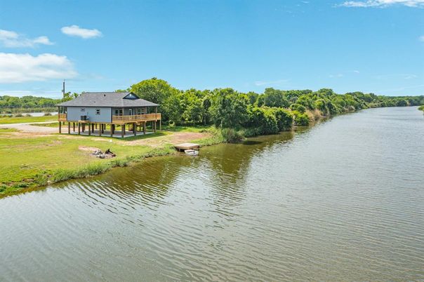 Exterior, Lake