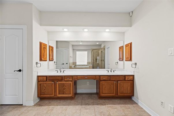 Bathroom, Dual Sink Vanities, Interior, Recessed Lighting