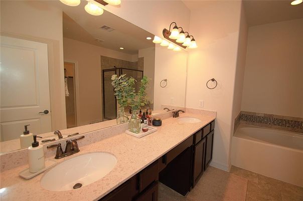Bathroom, Dual Sink Vanities, Interior, Recessed Lighting