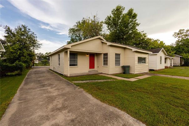 Backyard, Exterior, Facade, Ranch