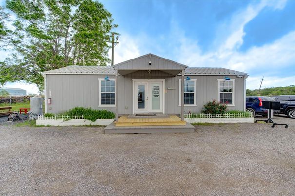 Exterior, Facade, Ranch