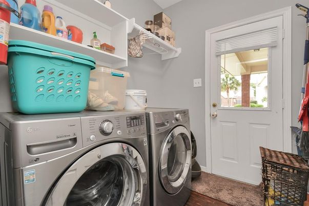 Interior, Washer, Wood Texture Flooring