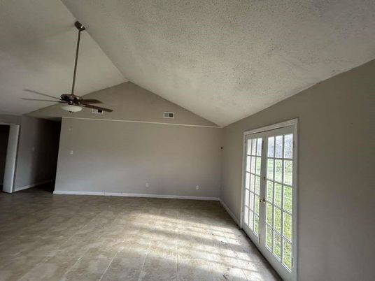 Empty room, Interior