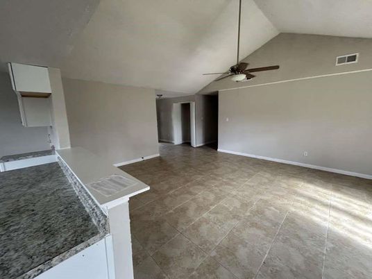 Empty room, Interior