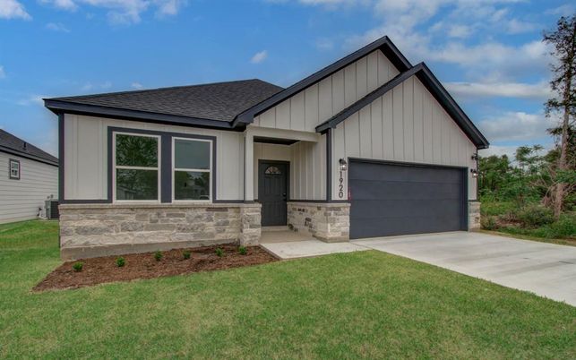 Attached, Exterior, Facade, Farmhouse
