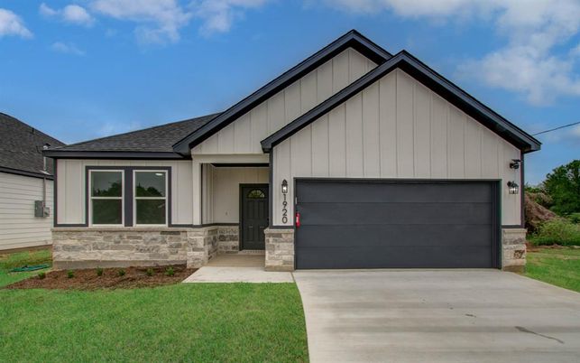Attached, Exterior, Facade, Farmhouse