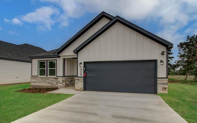 Attached, Exterior, Facade, Farmhouse