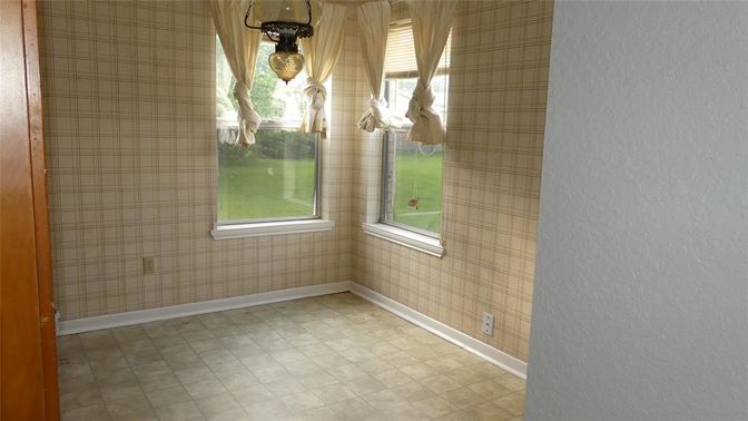 Empty room, Interior