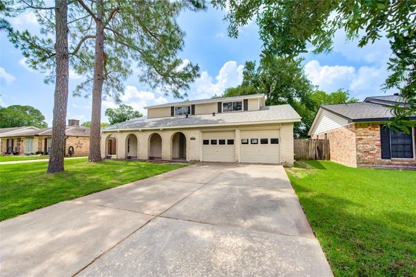 Attached, Backyard, Exterior, Facade, Brick Facade, Ranch