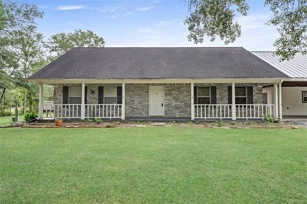 Backyard, Exterior, Facade, Brick Facade, Ranch
