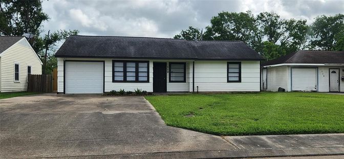 Attached, Exterior, Facade, Ranch