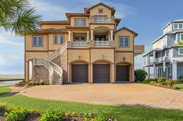 Attached, Exterior, Facade, Mediterranean