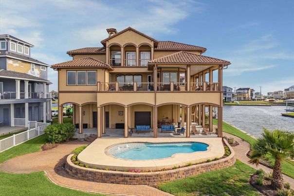 Exterior, Facade, Pool, Water, Mediterranean
