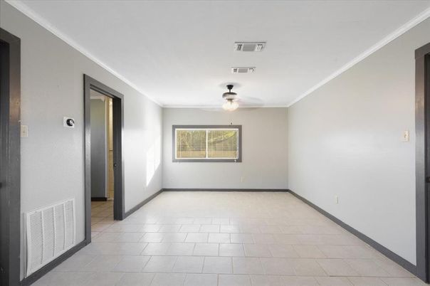 Empty room, Interior