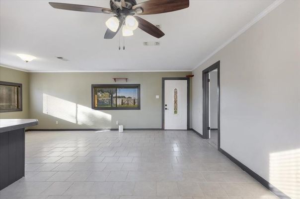Empty room, Interior