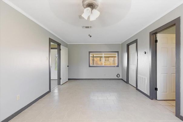 Empty room, Interior