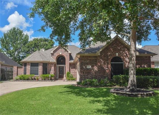 Backyard, Exterior, Facade, Brick Facade, Brick Traditional