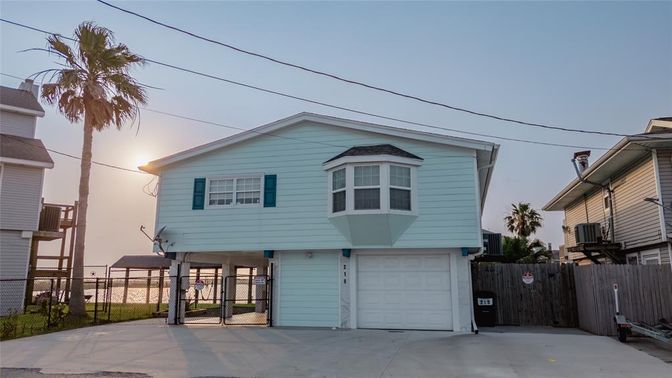 Attached, Exterior, Facade, Split Level