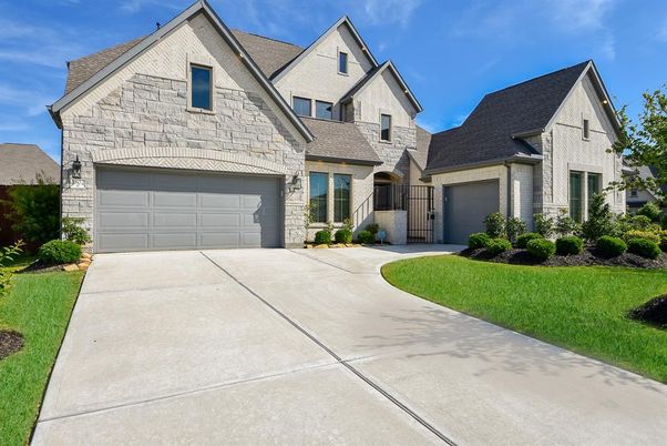 Attached, Exterior, Facade, Brick Traditional