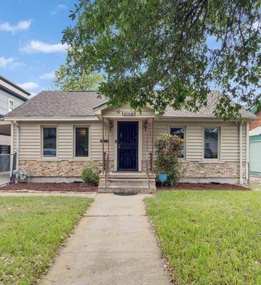 Backyard, Exterior, Facade, Ranch