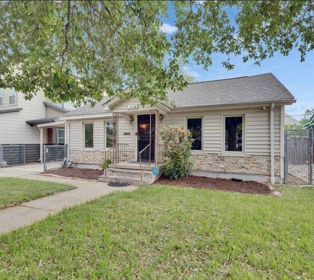 Backyard, Exterior, Facade, Ranch
