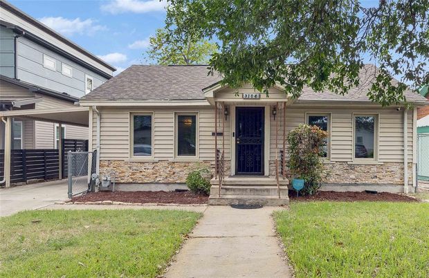 Exterior, Facade, Ranch