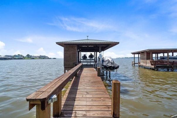 Exterior, Lake