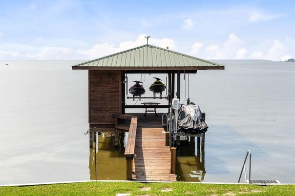 Exterior, Lake