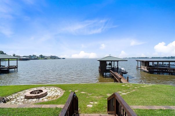 Exterior, Lake