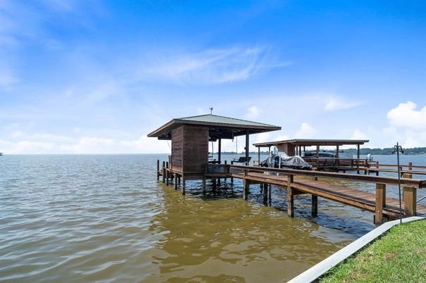 Exterior, Lake