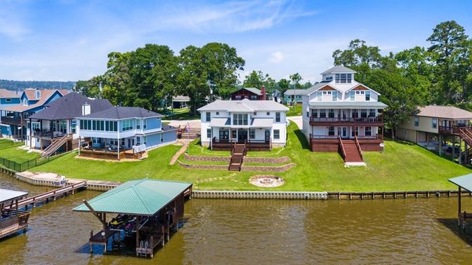 Exterior, Lake