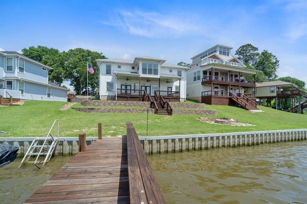 Exterior, Lake