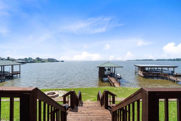 Exterior, Lake