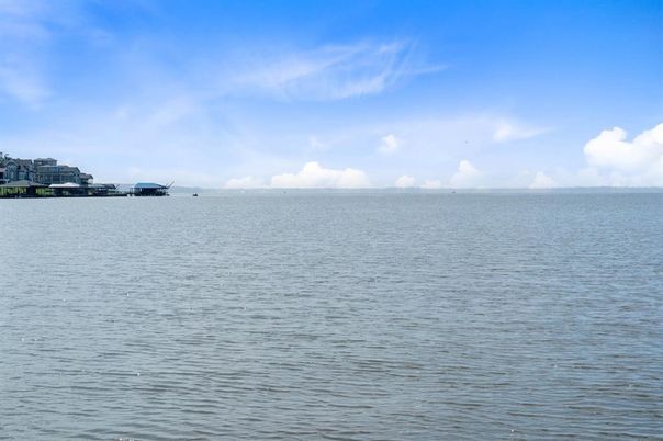 Exterior, Lake
