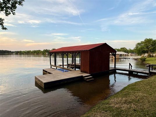Exterior, Lake