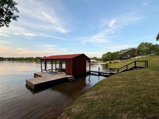 Exterior, Lake